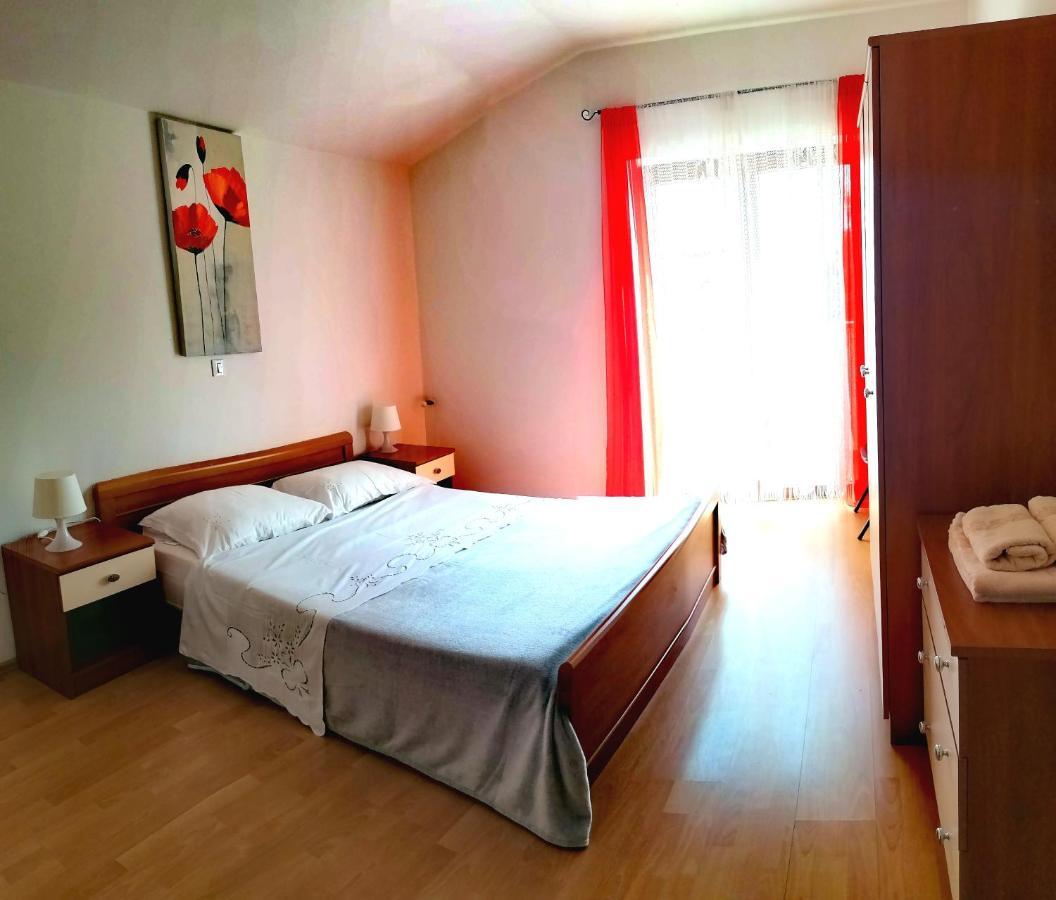 House Manola Villa Ровин Екстериор снимка
