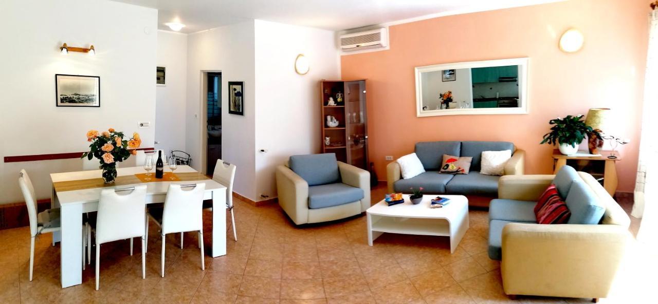 House Manola Villa Ровин Екстериор снимка
