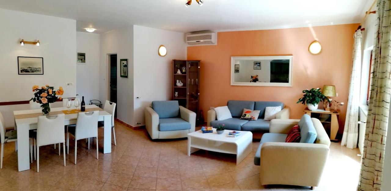 House Manola Villa Ровин Екстериор снимка